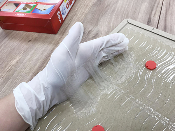 それなりにしっかりした粘着剤ですが、手袋が引っ張られるほどの力は感じませんでした。