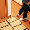 罠を仕掛ける様子